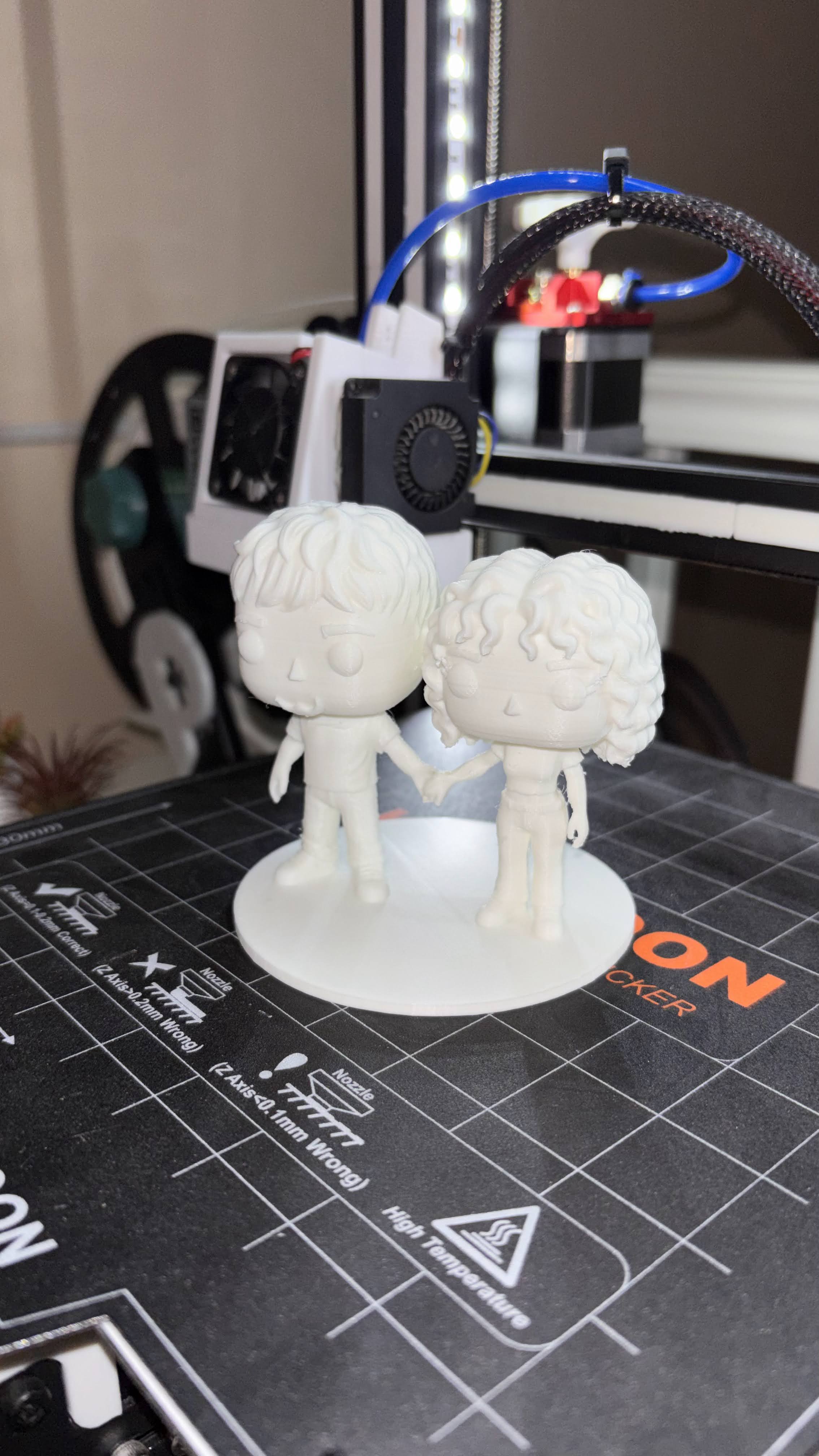 Pareja de Funko Pops personalizados agarrados de la mano impresión 3D